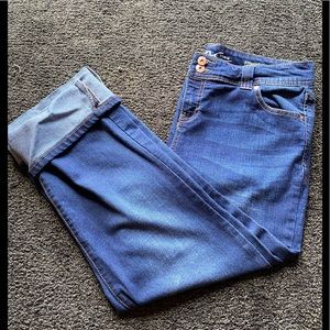 inc STRAIGHT LEG Curvy Fit Crop Leg